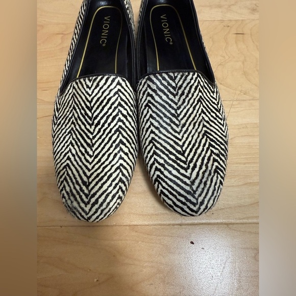 Vionic herringbone faux calf fur black & cream loafer, shoe size 9 - Picture 6 of 10